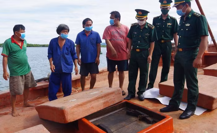 Hải đoàn 18 Bộ đội Biên phòng phát hiện trong khoang tàu chứa khoảng 30.000 lít dầu DO không có hóa đơn
