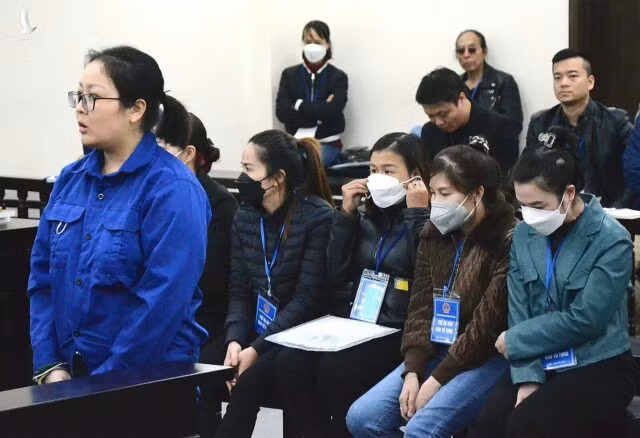 Ngô Thị Ngọc Lan (đứng), Nguyễn Thị Thanh Thanh (ngồi, thứ ba từ phải) cùng các bị cáo tại toà.