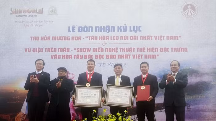 Tàu hỏa leo núi Mường Hoa và show Vũ điệu trên mây tại Sa Pa đạt kỷ lục Việt Nam