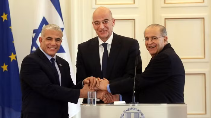 Ngoại trưởng Hy Lạp Nikos Dendias (giữa), Ngoại trưởng Israel Yair Lapid (trái) và Ngoại trưởng Síp Ioannis Kasoulidis bắt tay nhau tại một cuộc họp báo sau cuộc họp ba bên ở Athens, Hy Lạp, ngày 5/4.