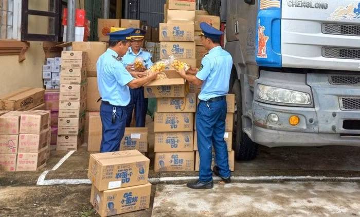 Lực lượng QLTT khám xét phương tiện vận tải chở bánh kẹo không rõ nguồn gốc