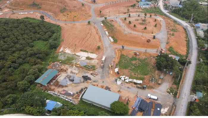 Hình ảnh trên cao của dự án Hoà Bình Hill với ngổn ngang vật liệu, chỉ là bãi đất trống
