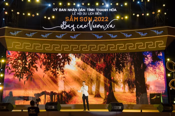 Khi ca sĩ Khắc Việt cất giọng với ca khúc hit “Yêu lại từ đầu” và “Bước qua đời nhau”, các fan của anh có mặt tại Sầm Sơn dường như vỡ òa. Rất nhiều khán giả đã hòa giọng cùng nam ca sĩ trong hai ca khúc đình đám này.