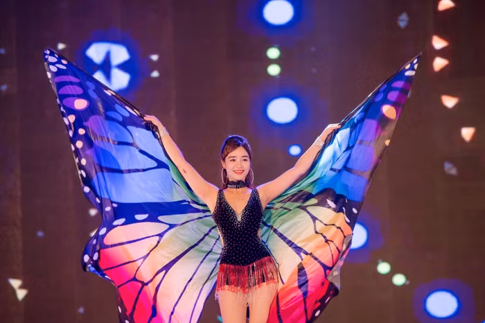 Kết thúc chương trình, vũ đoàn Camelia với màn nhảy Carnival tưng bừng tô thắm không gian thành phố biển Sầm Sơn bằng những sắc màu của sự cuồng nhiệt, quyến rũ và niềm vui bất tận.