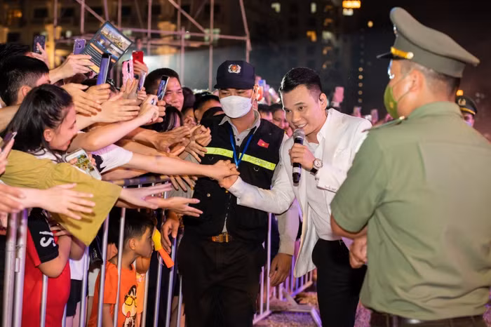 Dành tặng khán giả hai ca khúc tiếp theo “Anh khác hay em khác” và sáng tác mới nhất,“Chạy về nơi phía anh”, Khắc Việt đã chiếm trọn cảm tình của khán giả yêu nhạc có mặt tại Quảng trường biển Sầm Sơn tối 30/4.