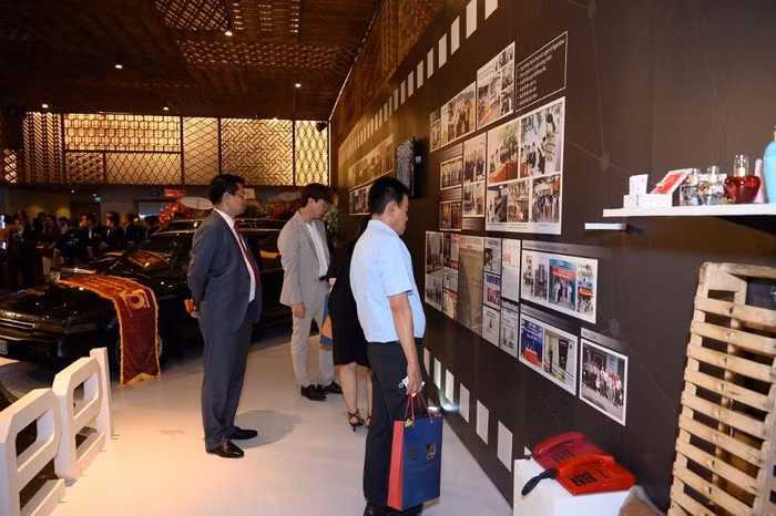 Khu vực triển lãm trưng bày nhiều tư liệu quý về chặng đường 30 năm đã qua và chiến lược 30 năm mới của CT Group