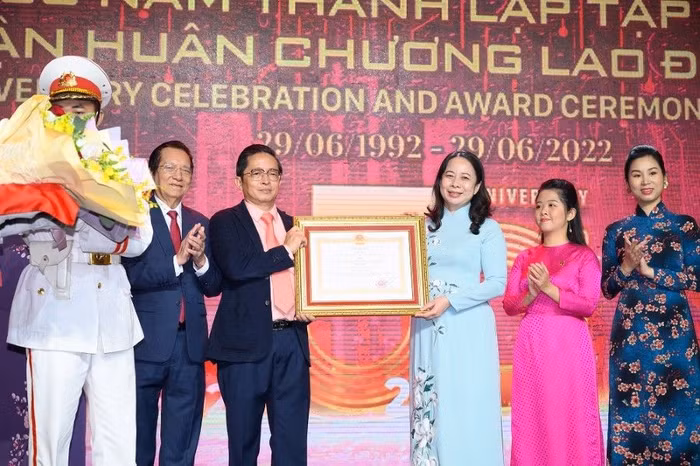 Đại diện Ban lãnh đạo CT Group đón nhận Huân chương Lao động hạng nhất do Phó Chủ tịch nước Võ Thị Ánh Xuân, thừa ủy quyền của Chủ tịch nước, trao tặng cho tập thể doanh nghiệp và Huân chương Lao động hạng nhì cho cá nhân ông Trần Kim Chung - Chủ tịch Tập đoàn CT Group