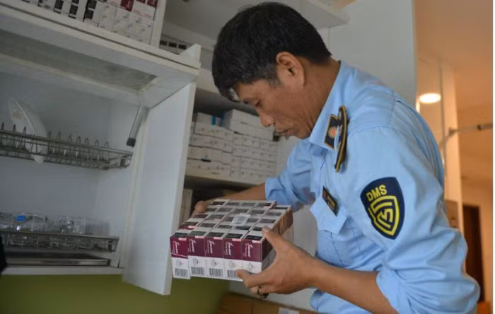 Lực lượng QLTT Hà Nội kiểm tra kho thuốc bất hợp pháp