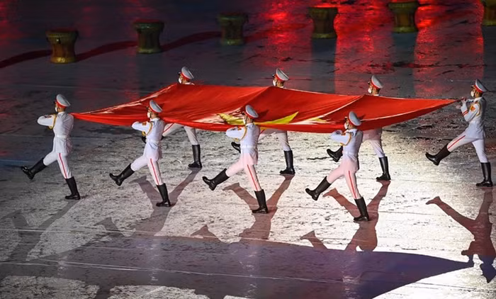 Quốc kỳ Việt Nam được rước vào lễ đài khai mạc SEA Games 31 để thực hiện nghi lễ thượng cờ, chào cờ. (Ảnh: Dân trí)
