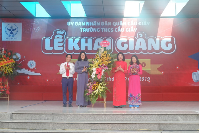 Bộ trưởng Bộ TT&TT Nguyễn Mạnh Hùng dự khai giảng trường THCS Cầu Giấy ảnh 5
