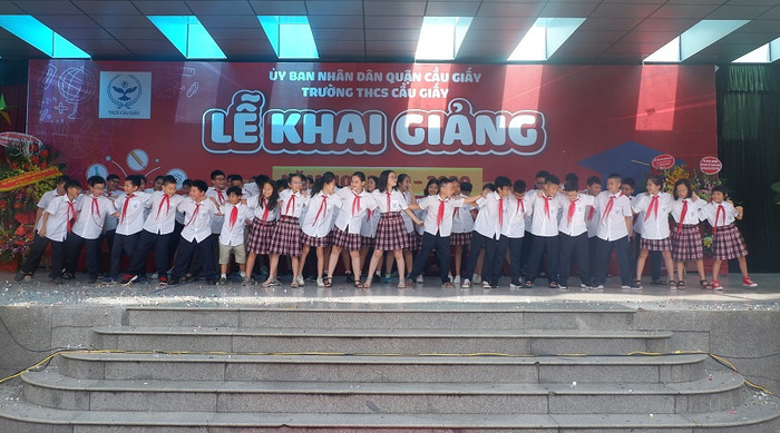 Bộ trưởng Bộ TT&TT Nguyễn Mạnh Hùng dự khai giảng trường THCS Cầu Giấy ảnh 7