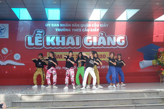 Bộ trưởng Bộ TT&TT Nguyễn Mạnh Hùng dự khai giảng trường THCS Cầu Giấy ảnh 8