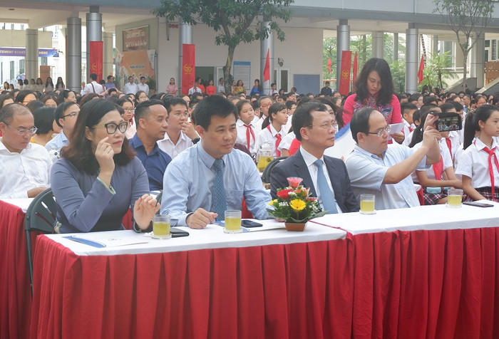 Bộ trưởng Bộ TT&TT Nguyễn Mạnh Hùng dự khai giảng trường THCS Cầu Giấy ảnh 3