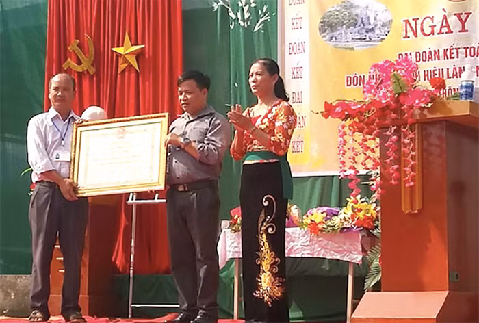 Ông Nguyễn Văn Vĩnh lên nhận bằng công nhận làng nghề Đá Cảnh