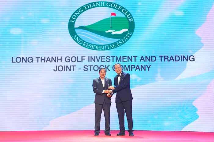 Ông Nguyễn Hữu Thanh - Phó Tổng Giám đốc Công ty Cổ phần Đầu tư và Kinh doanh Golf Long Thành, nhận cúp “Nơi làm việc tốt nhất châu Á” năm 2022.