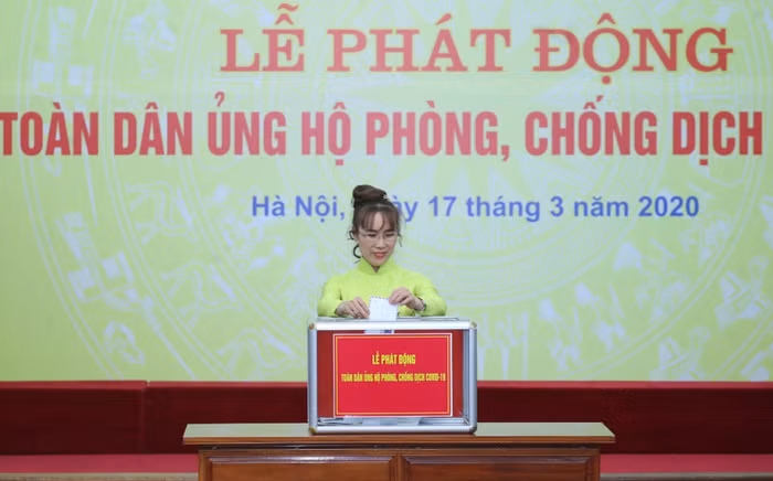 Bà Nguyễn Thị Phương Thảo, Phó chủ tịch HĐQT HDbank ủng hộ công tác phòng chống dịch bệnh