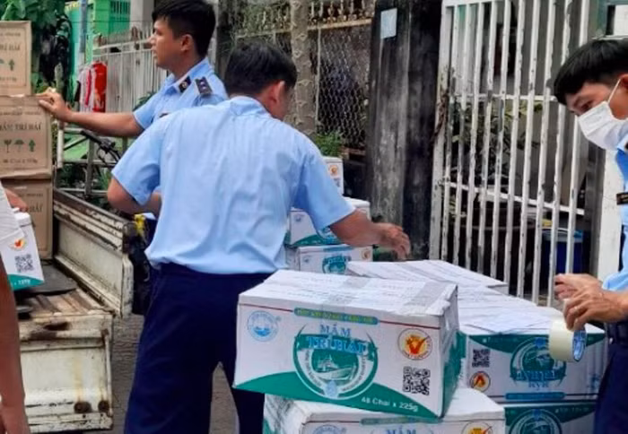 QLTT Kiên Giang phát hiện nhiều sản phẩm giả mạo nhãn hiệu mắm Trí Hải