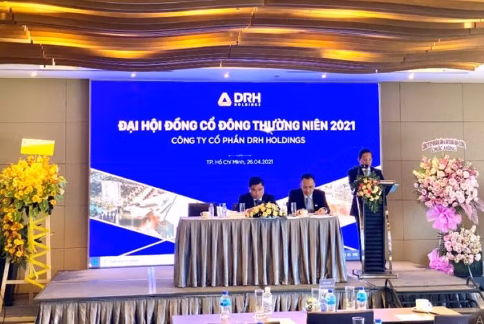 Từ trái qua phải: Ông Phan Tấn Đạt, ông Trần Hoàng Anh và ông Ngô Đức Sơn tại Đại hội cổ đông DRH Holdings năm 2021