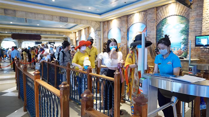 Du khách đến với Hon Thom Nature Park