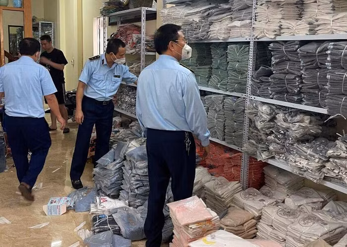 Số quần áo bất hợp pháp được lực lượng QLTT phát hiện