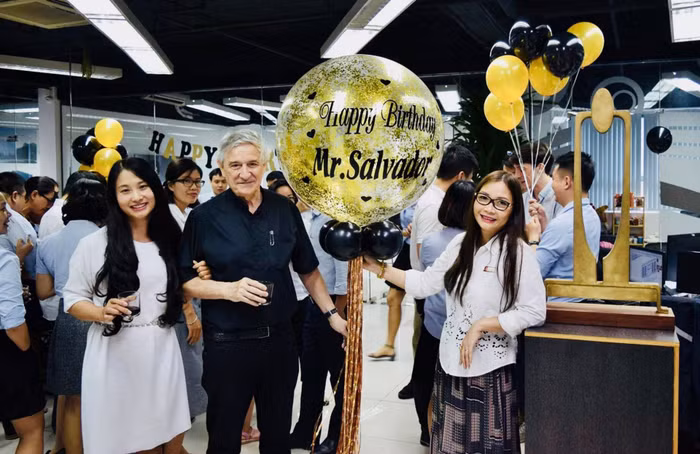 Chị Phượng Anh cùng hai người thầy của mình.