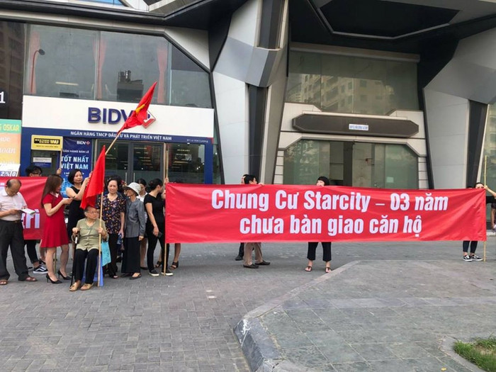 Cư dân StarCity Lê Văn Lương biểu tình đòi sổ đỏ