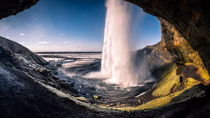 Thác nước Seljalandsfoss. Ảnh: Giuseppe Milo