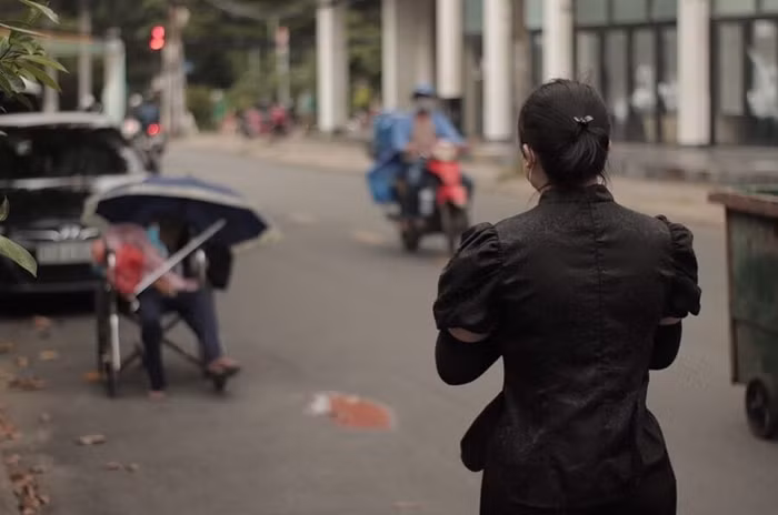 Nhóm thiện nguyện Giang Kim Cúc và cộng sự đã kịp thời có mặt để hỗ trợ vợ chồng người bán vé số có hoàn cảnh đáng thương