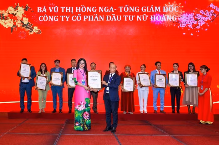 Á hậu Nga Queen được vinh danh “Sao vàng doanh nhân Việt Nam” 2022