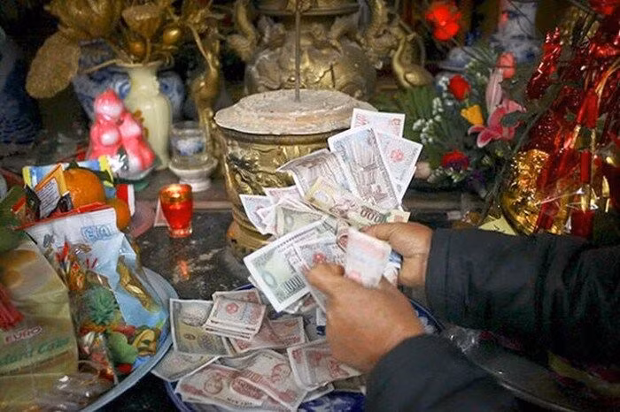 Nhà nước có nên quản lý và quyết định việc sử dụng “tiền công đức” hay không đang là vấn đề thu hút sự quan tâm của dư luận xã hội - Ảnh minh họa (Nguồn internet)
