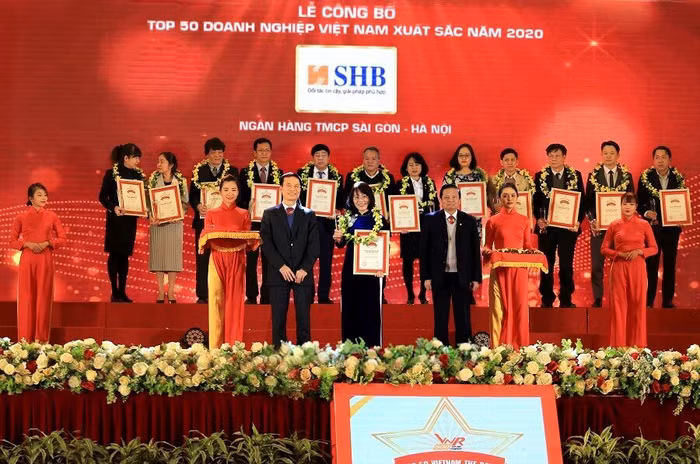 Bà Hoàng Thị Mai Thảo, Phó Tổng Giám đốc SHB đại diện nhận giải thưởng Top 50 doanh nghiệp xuất sắc nhất Việt Nam