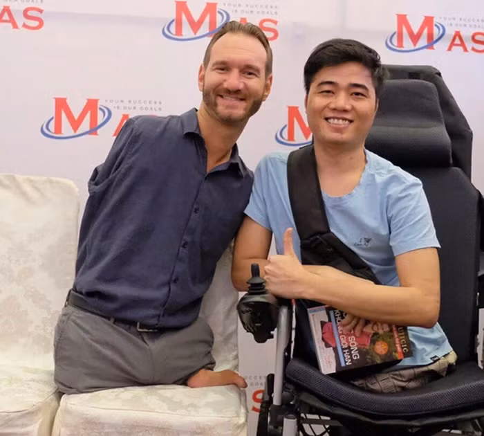 Anh Tô Đình Khánh (phải) ở cạnh thần tượng của mình - Nick Vujicic trong chuyến thăm TP Hồ Chí Minh của Nick