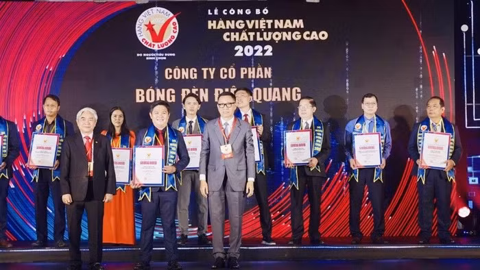 Đại diện Công ty Điện Quang nhận chứng nhận Doanh nghiệp Hàng Việt Nam chất lượng cao năm 2022