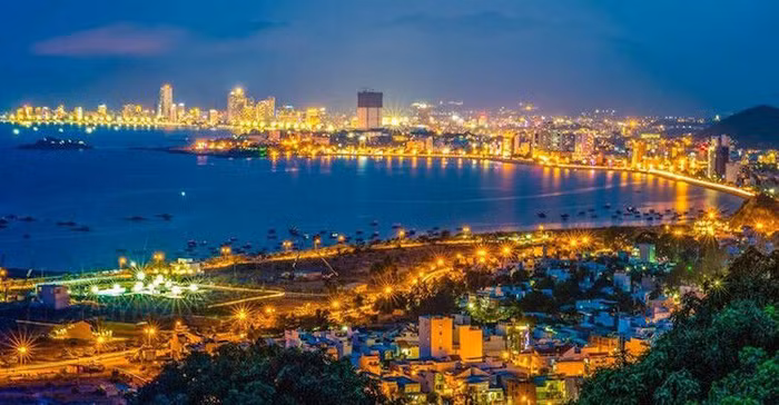 Ngắm hoàng hôn từ khách sạn trên vịnh biển đẹp nhất Việt Nam