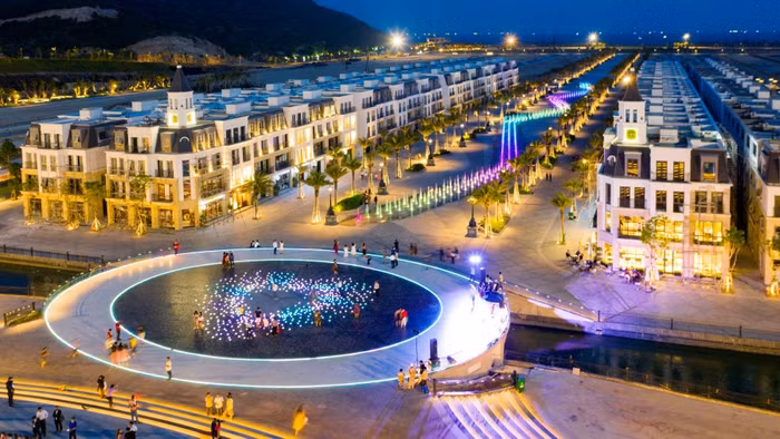Vào buổi tối, tại cầu chữ O, hơn 600 ô đèn làm trái tim rực sáng vô cùng ấn tượng