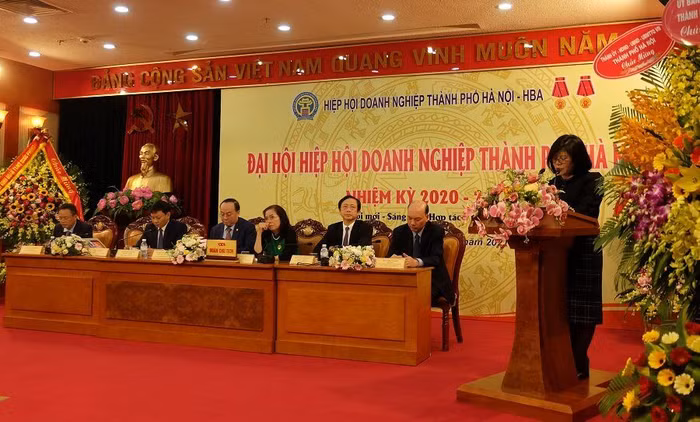 Bà Bùi Thị Hải Yến phát biểu trong Đại hội Hiệp hội Doanh nghiệp thành phố Hà Nội.