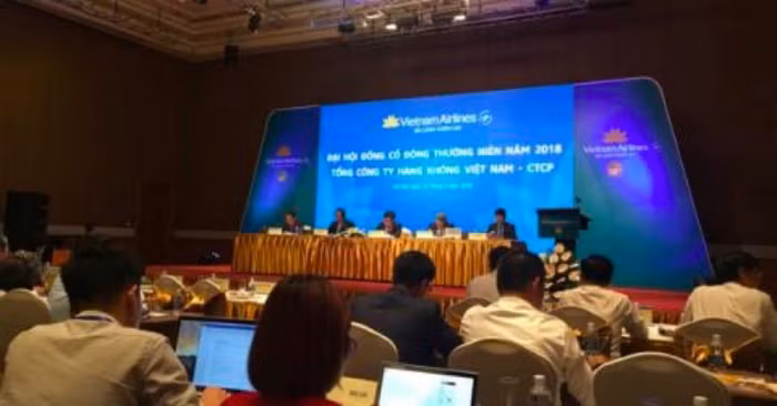 Bộ GTVT mua 164,7 triệu cổ phiếu Vietnam Airlines: Sai sách?