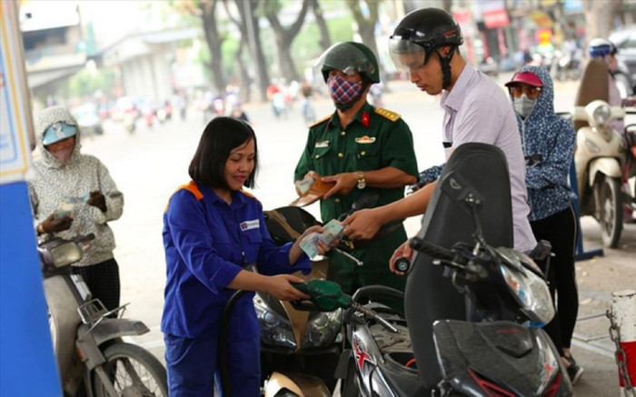 Tăng kịch khung thuế bảo vệ môi trường với xăng dầu: Gánh nặng dồn lên vai người tiêu dùng