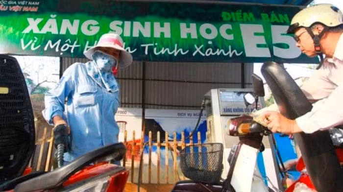 Xăng E5 tăng hơn 400 đồng/lít, A95 vẫn "để doanh nghiệp định giá"