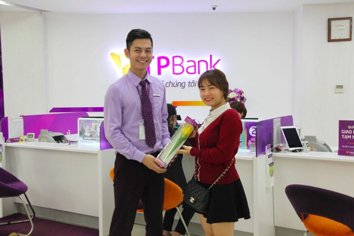 Nhiều chị em thích thú với quà tặng 8-3 từ TPBank