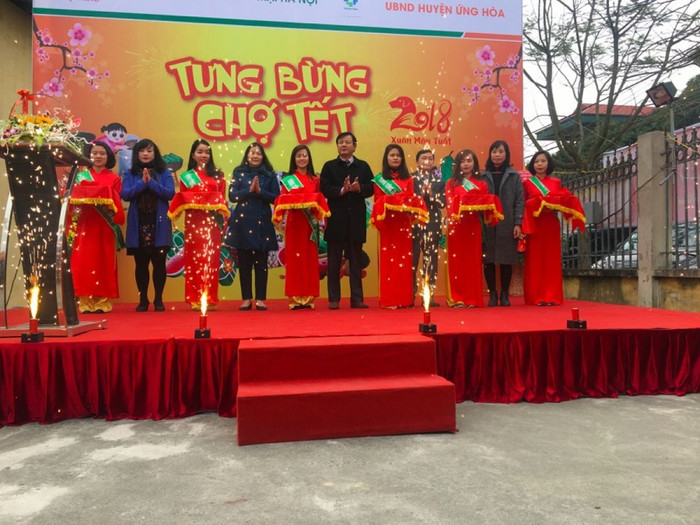 "Chợ tết" Hapro 2018 đến với người dân huyện Ứng Hoà