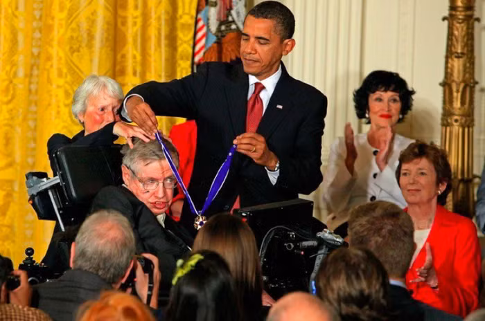Stephen Hawking - Một cuộc đời phi thường ảnh 15