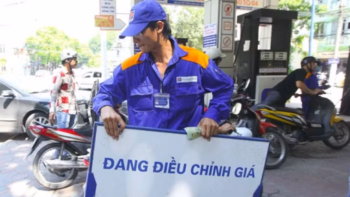 Thủ tướng yêu cầu báo cáo tình hình biến động giá xăng dầu