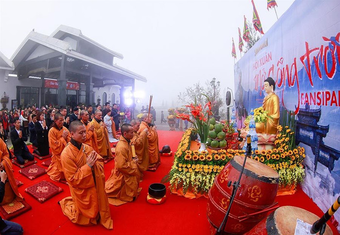 Lễ Phật, du xuân nơi linh khí đất trời hội tụ