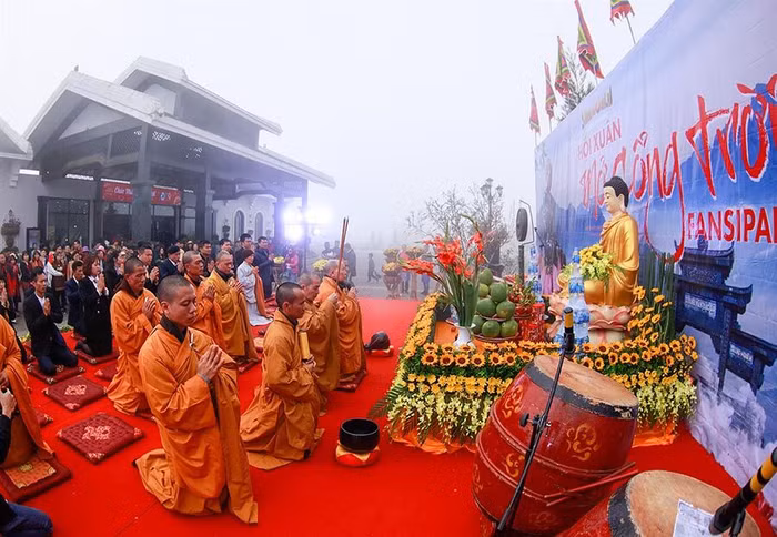 Lễ Phật, du xuân nơi linh khí đất trời hội tụ