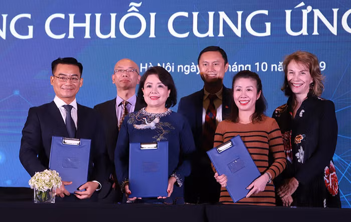 Bà Nguyễn Thị Tuyết Minh - Chủ tịch Hội đồng Doanh nhân nữ Việt Nam đã cùng đại diện của Hội đồng Kinh doanh Hoa Kỳ- ASEAN (USABC) và Công ty TNHH NGK Coca-Cola Việt Nam ký kết Biên bản Ghi nhớ