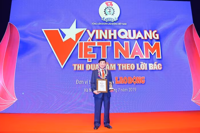 Ông Johnathan Hạnh Nguyễn được vinh danh tại Giải thưởng “Vinh Quang Việt Nam”
