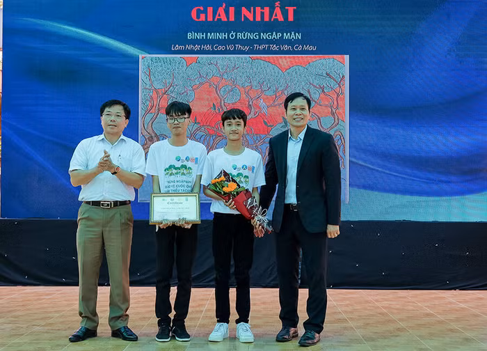 Nhóm tác giả Lâm Nhật Hải - Cao Vũ Thuy (THPT Tắc Vân - Cà Mau) đạt giải nhất với tác phẩm "Bình minh rừng ngập mặn"