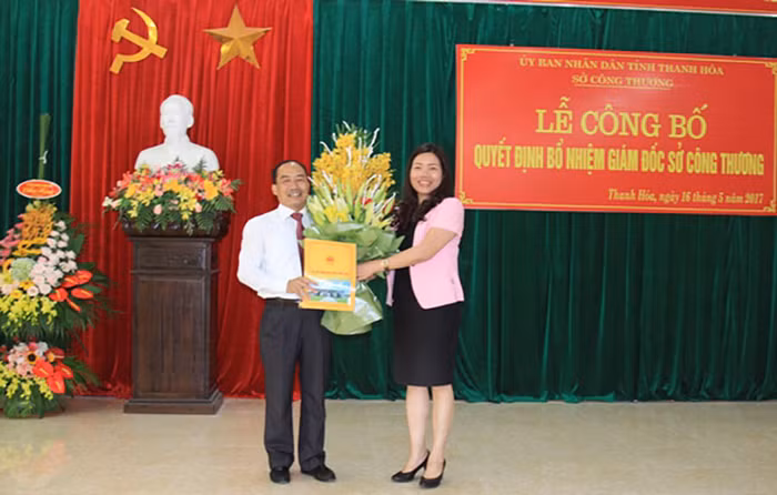 Ông Lê Tiến Lam nhận quyết định bổ nhiệm Giám đốc Sở Công Thương Thanh Hóa (Ảnh: Internet)