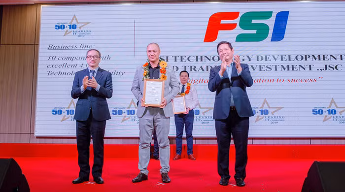 Ông Vũ Duy Linh - PTGĐ FSI thay mặt công ty lên nhận giải top 10 DN CNTT có năng lực công nghệ 4.0 xuất sắc 2019